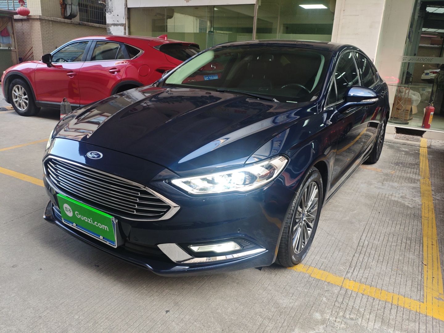 تحت مقدمة السيارة