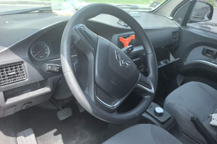 Used Wuling Rongguang EV 2022 Basic Model Enclosed-Window Vehicle with 2 Seats Equipped with Penghui Battery Steering Wheel