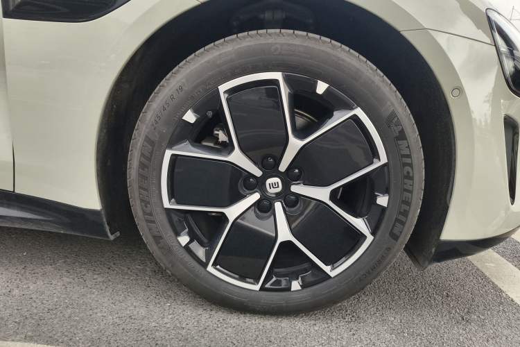 Used Xiaomi Auto SU7 2024 Rear-Drive Ultra-Long Range Advanced Pro-Level Intelligent Driving Version Right Front Wheel Hub