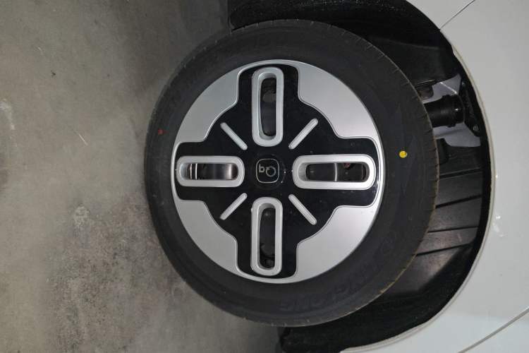 Used Chery QQ Domi 2025 Model 405km Comfort Edition Right Rear Wheel Hub