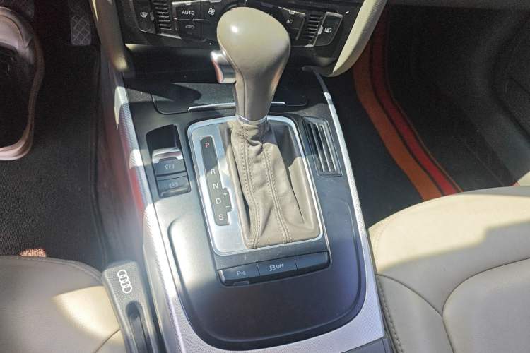 Used Audi A4L 2012 2.0 TFSI automatic standard version Gear Lever