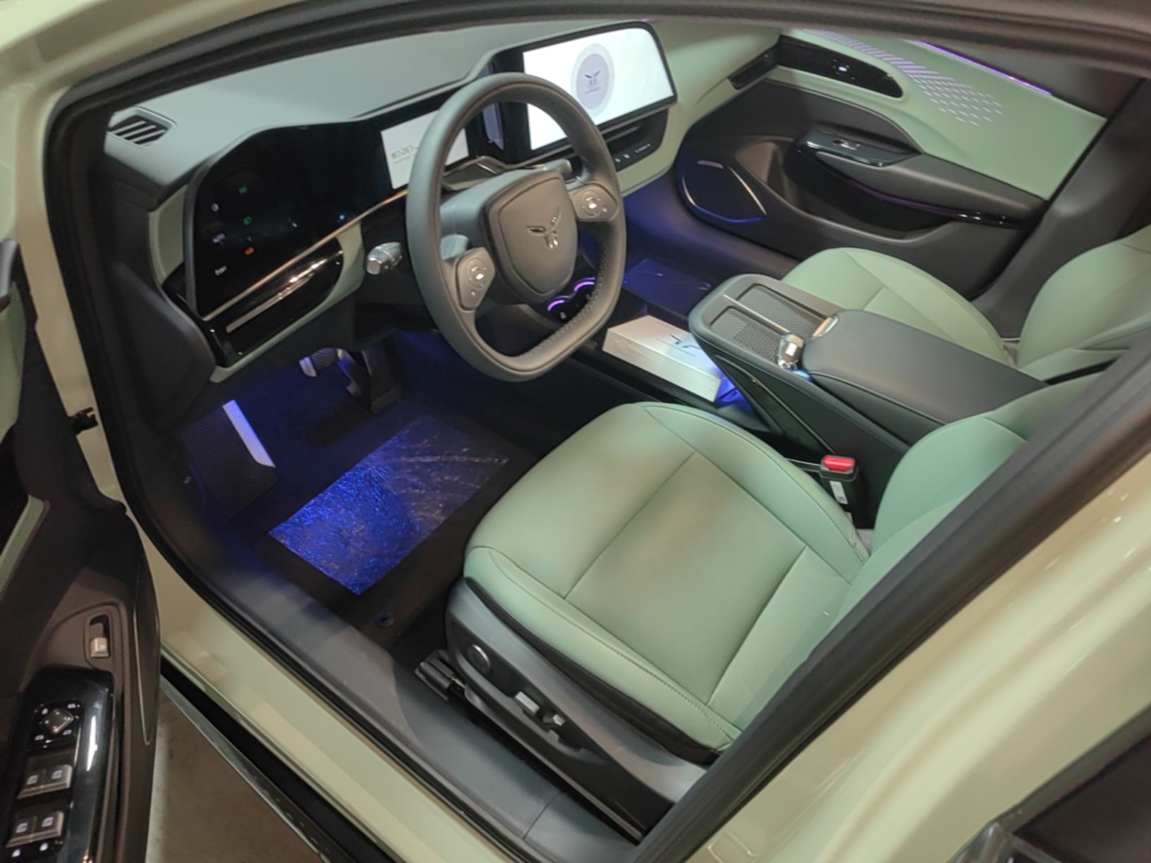 Hongqi EH7 2025 690 Smart Selection Edition — снимка 18