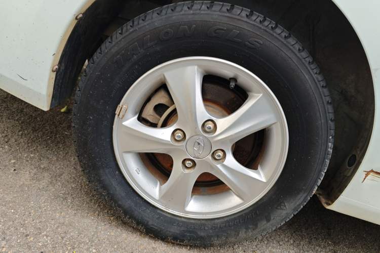 Used Hyundai Verna (older generation) 2014 1.4L Manual Smart GLS Trim Right Rear Wheel Hub