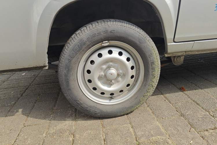 Used Wuling Zhiguang 2023 1.5L Practical Version 5/7 Seats Right Rear Wheel Hub