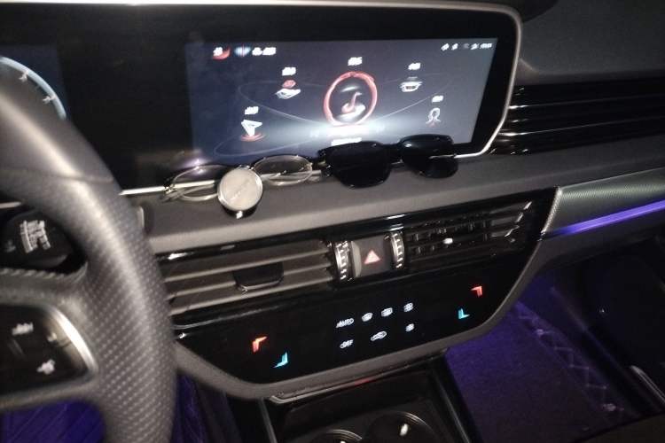 Used Hongqi HS5 2022 Revised Version 2.0T Smart Connect Flagship Edition Audio And AC Panel