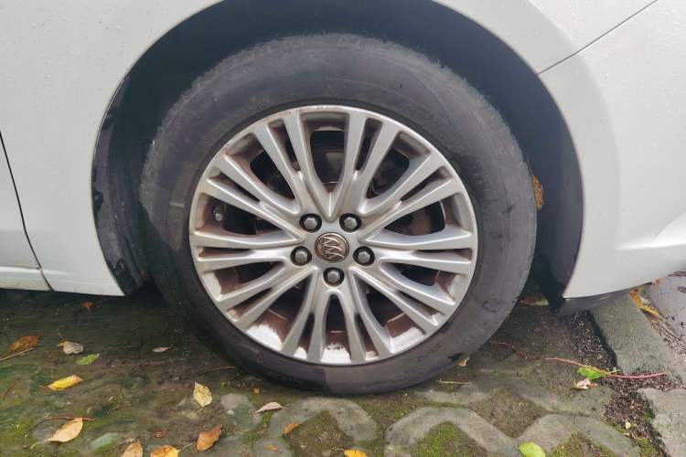 Used Buick GT 2016 15N Automatic Elite Edition Right Front Wheel Hub