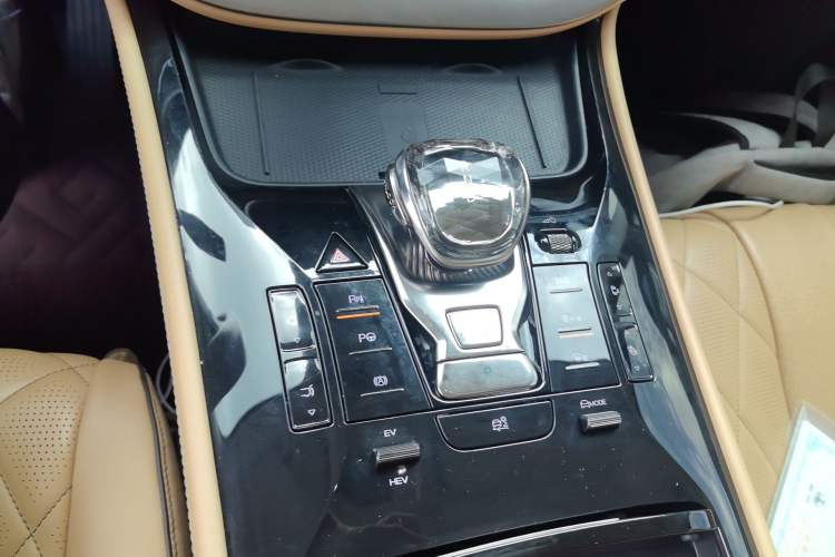 Used Denza D9 2024 DM-i 980 Four-Wheel Drive Flagship Model
