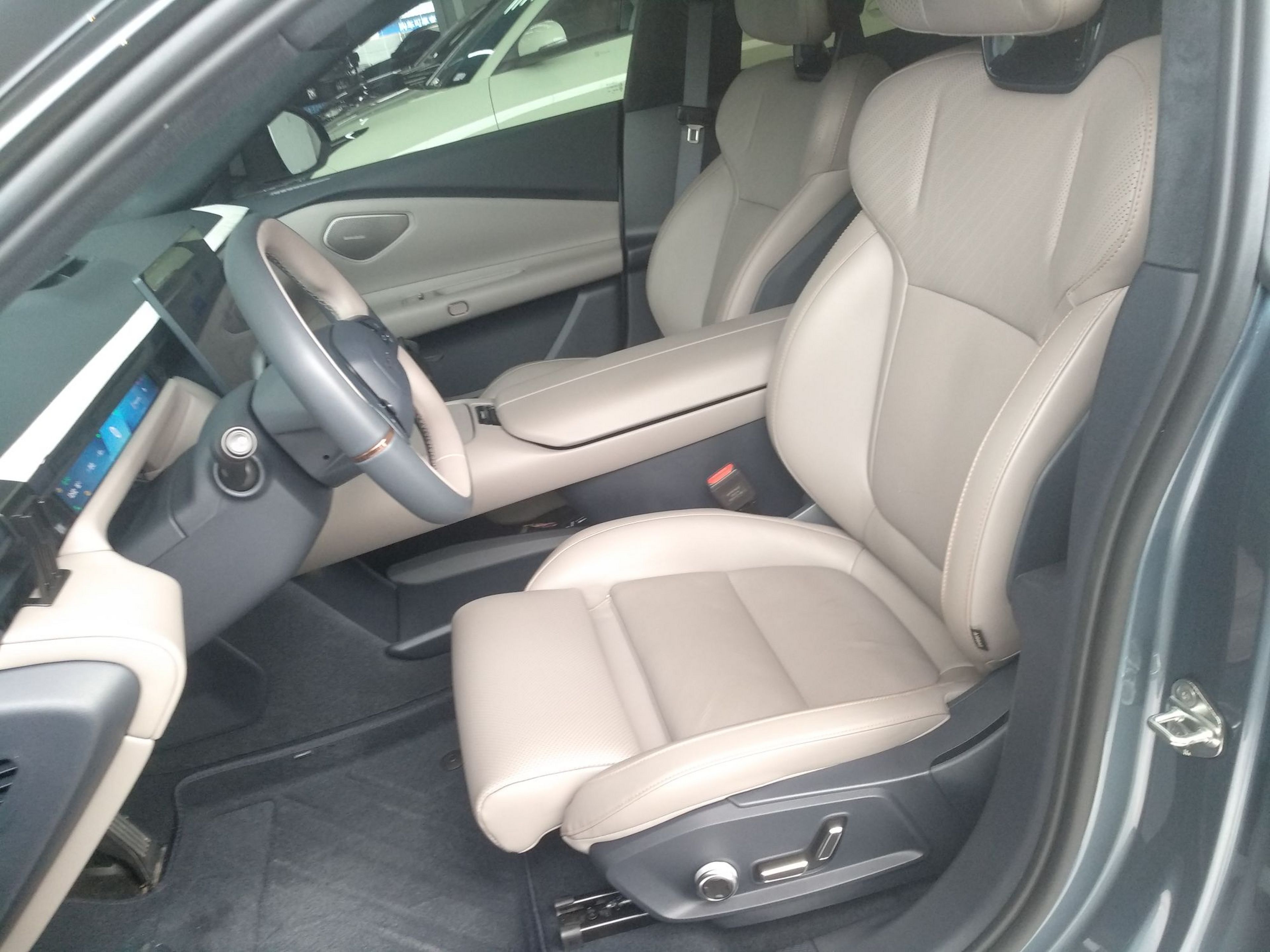 Переднее сиденье в автомобиле