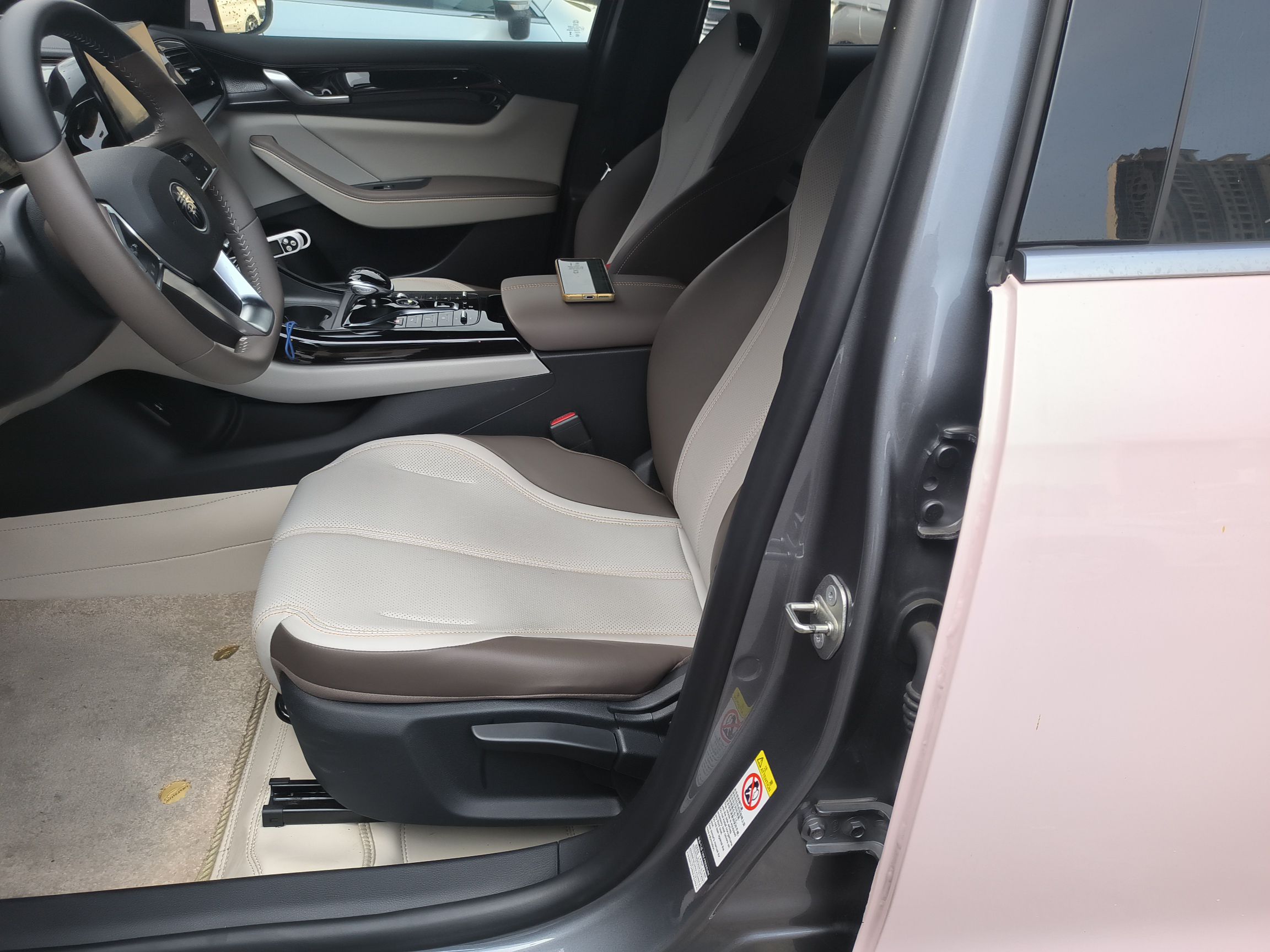 Переднее сиденье в автомобиле