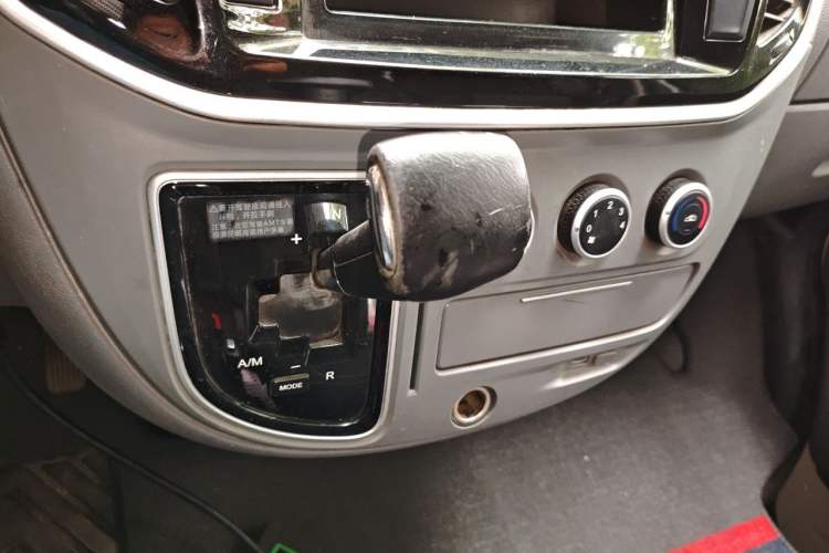 Used SAIC MAXUS Xintu V80 2019 2.0T Plus AMT Aoyuntong Short Wheelbase Ultra-Low Roof 5/6-Seater