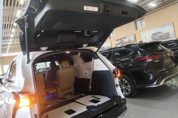 Used Toyota SIENNA 2023 2.5L Hybrid Luxury Edition Trunk