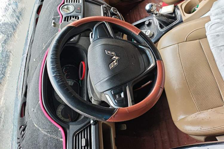 Used Wuling Hongguang 2014 1.5L S Luxury Model Steering Wheel