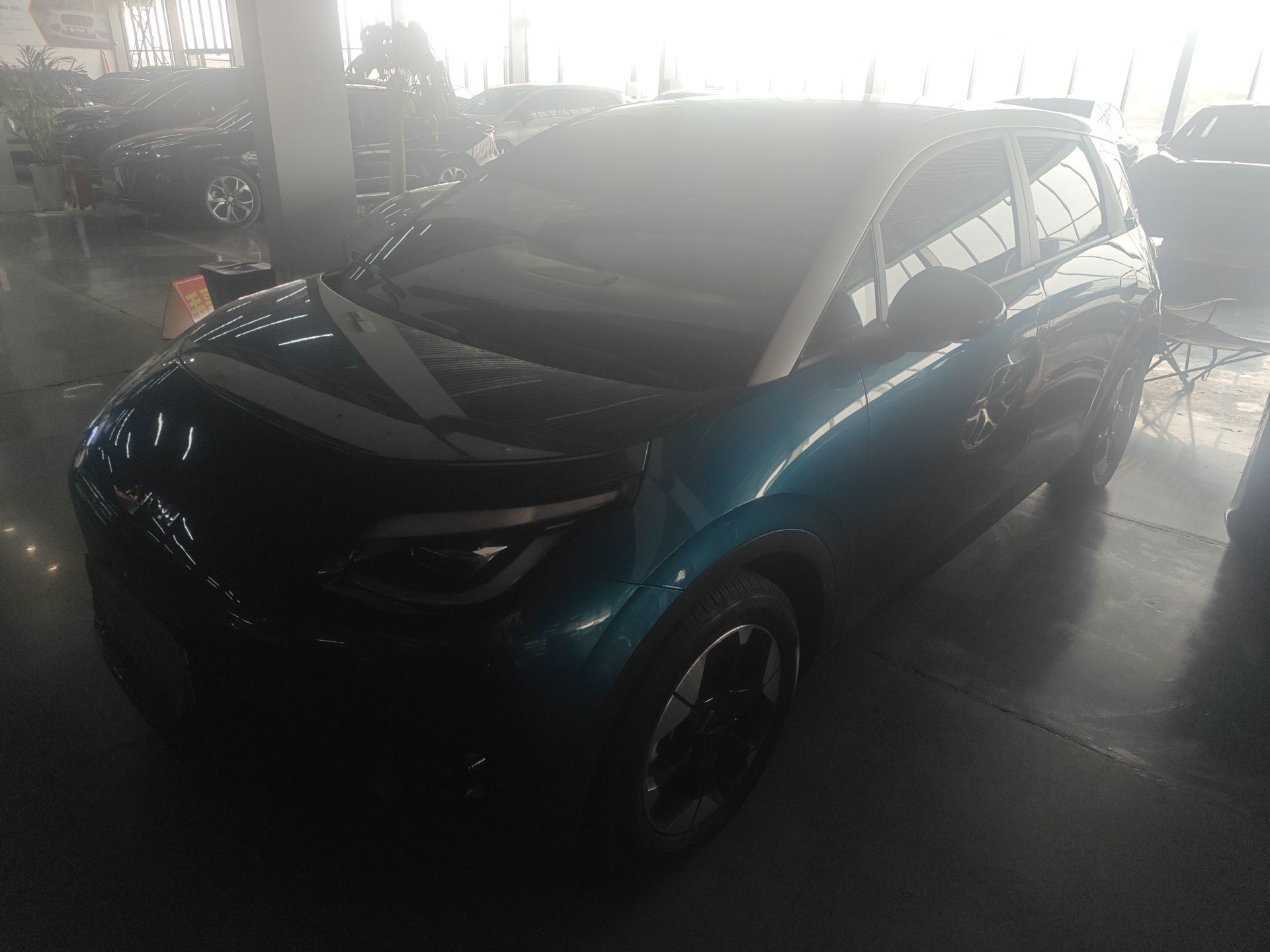 تحت مقدمة السيارة