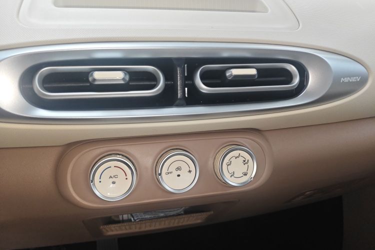 Used Wuling Hongguang MINIEV 2025 Four-Door Version Advanced Edition Audio And AC Panel