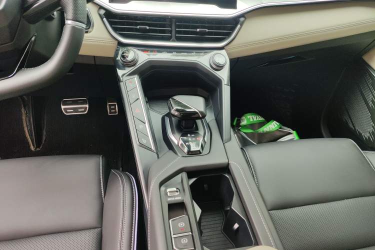 Used Lynk & Co 06 2021 1.5T Shero Pink Special Edition