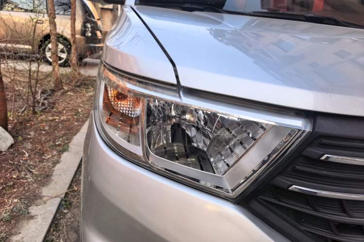 Used Wuling Hongguang V 2019 1.5L Jingqu Version China VI LAR Right Front Headlight