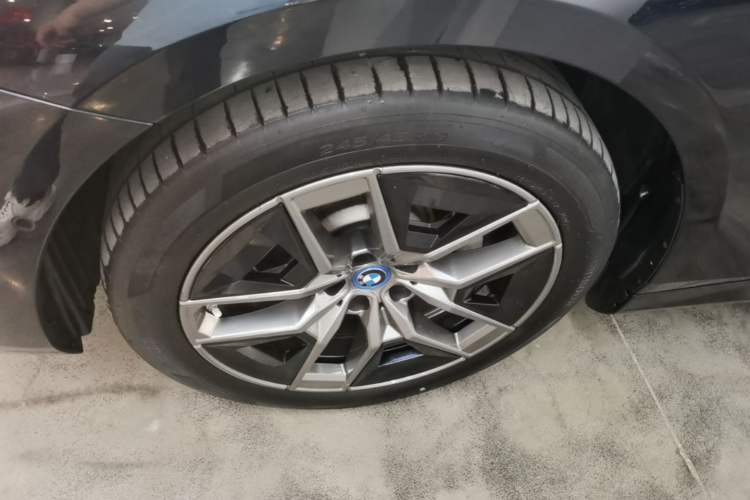 Used BMW i5 2024 eDrive 35L Luxury Package Left Front Wheel Hub