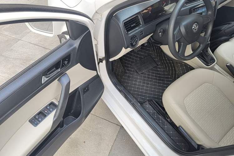Used Skoda Rapid 2013 1.6L Automatic Smart Selection Model
