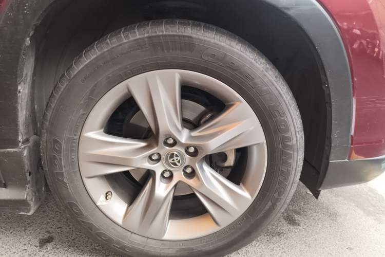 Used Toyota Highlander 2015 2.0T Four-Wheel Drive Luxury Edition 7-Seater Right Front Wheel Hub