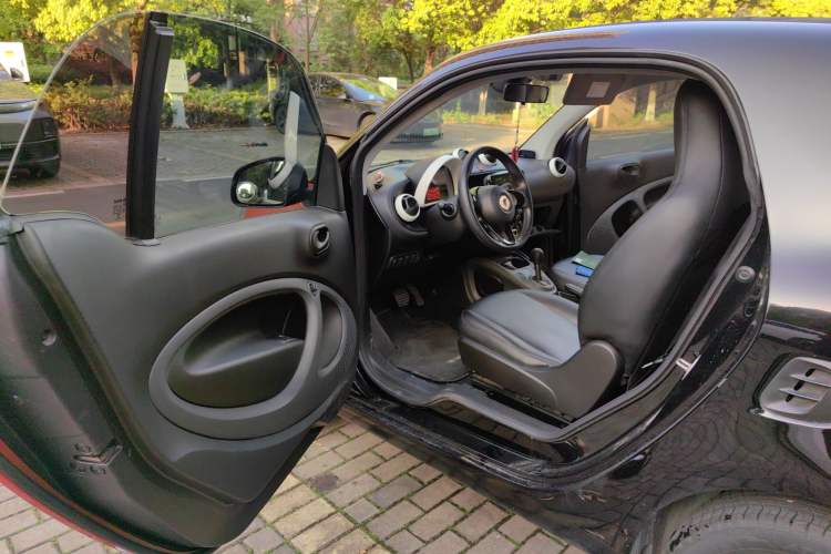 Used smart fortwo 2015 1.0L 52 kW hardtop Dynamic version
