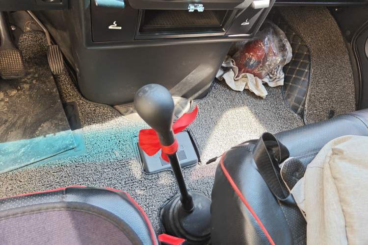 Used Iveco Daily 2021 2.5T A35 M1 Passenger Van 5-9 Seater Short Wheelbase Mid-Roof Design Dual Tires Manual Doors