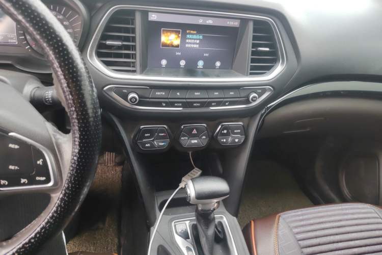 Used GAC Trumpchi GS4 2017 235T Automatic Two-Wheel Drive Luxury Smart Connectivity Version Audio And AC Panel