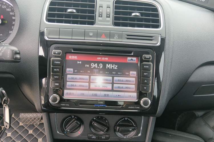 Used Volkswagen Polo 2014 1.4L Automatic Comfort Edition Audio And AC Panel