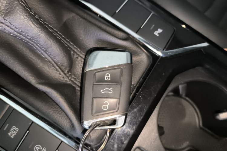 Used Volkswagen Passat 2019 330TSI Elite Edition China VI Vehicle Key