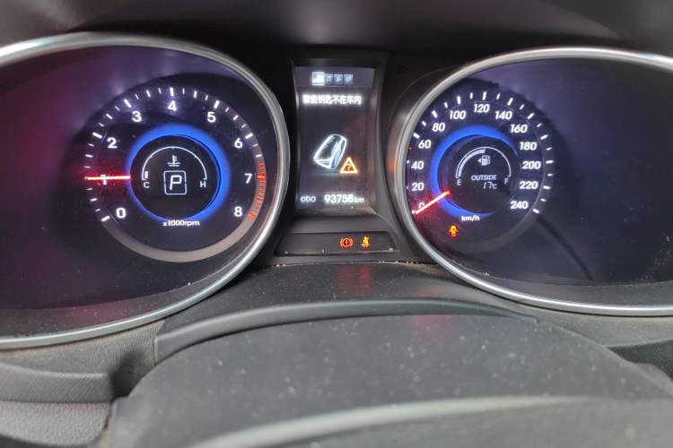 Used Hyundai Santa Fe 2013 2.4L Automatic 4x4 Prestige Edition Odometer Close Up