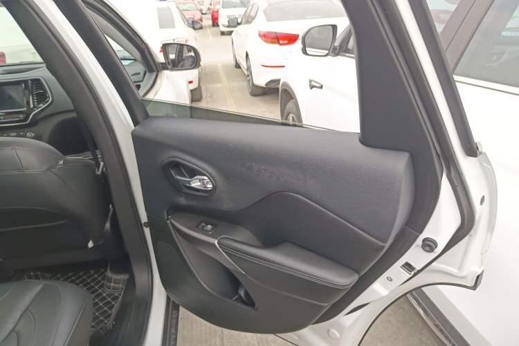 Used Jeep Cherokee 2020 2.0T Two-Wheel Drive Leading Edition