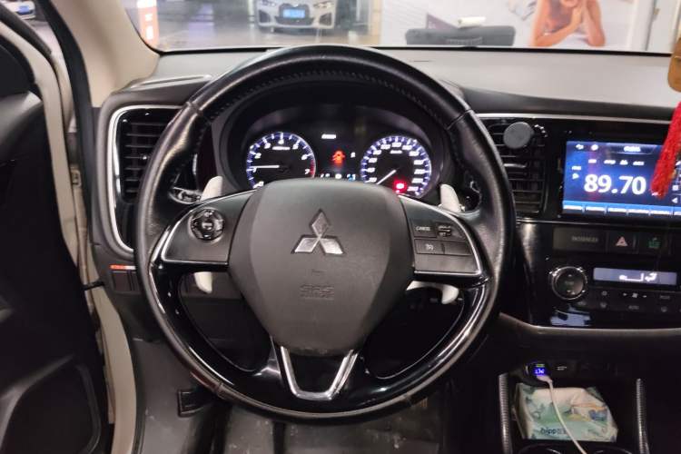 Used Mitsubishi Outlander 2016 2.4L 4x4 Elite Edition 7-Seater Steering Wheel