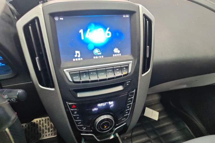 Used Luxgen U6 SUV 2014 1.8T Fashion Edition Audio And AC Panel