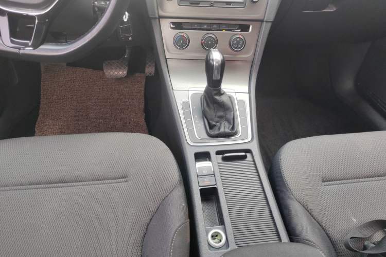 Used Volkswagen Golf 2016 230TSI Automatic Comfort Version Gear Lever