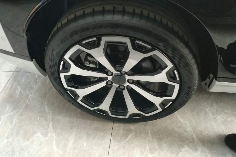 Used AION V 2024 Aion Tyrannosaurus 520 LiDAR Edition Right Rear Wheel Hub