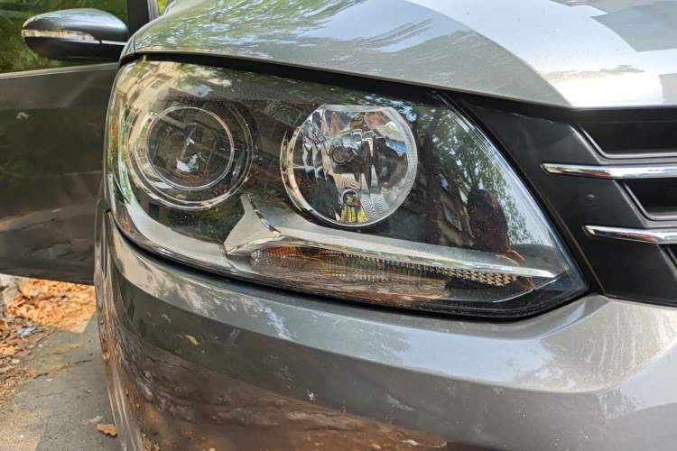 Used Volkswagen Touran 2013 1.4T Manual Fashion Edition 5 Seats Right Front Headlight