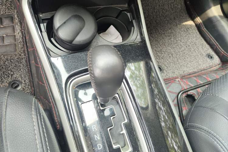 Used Mitsubishi Outlander 2018 2.4L 4x4 Elite Edition 5 Seats Gear Lever