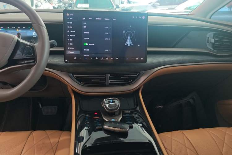 Used Denza D9 2022 DM-i 1040 Prestige Model
