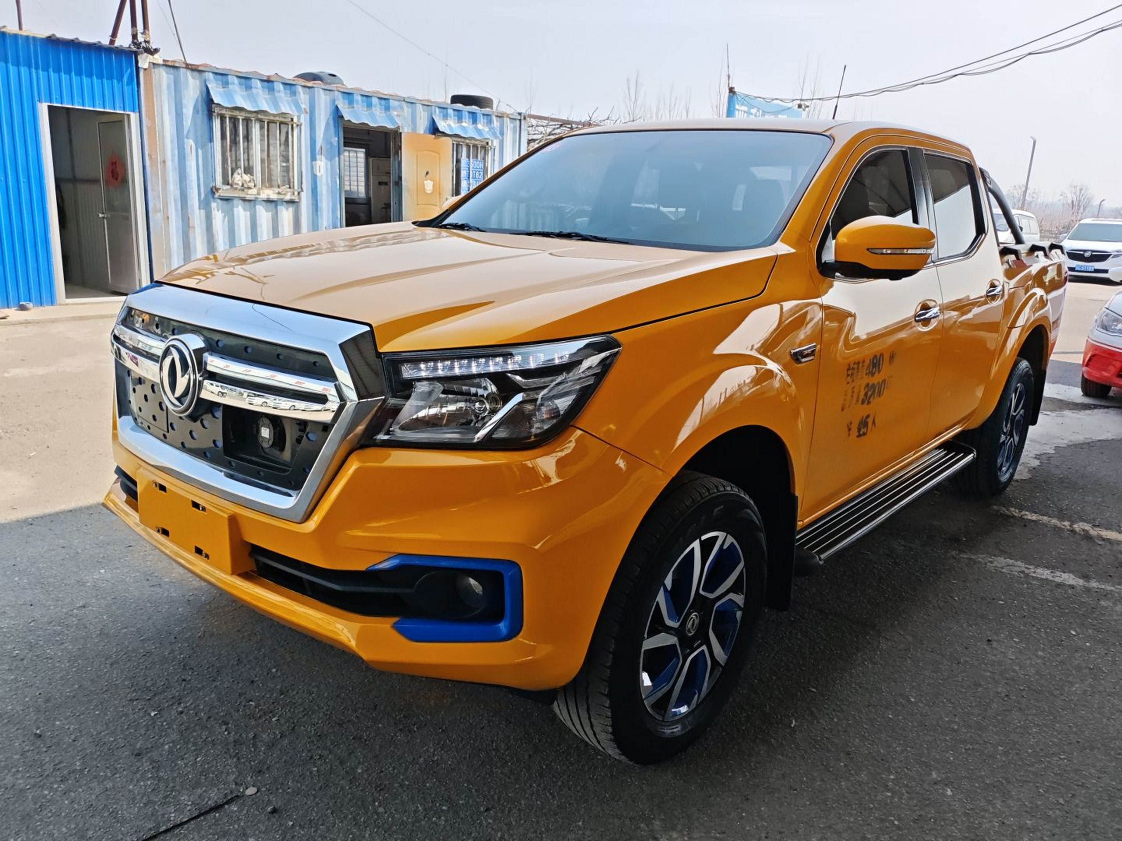 Под передней частью автомобиля