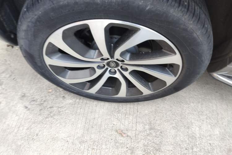 Used Land Rover Discovery Sport 2022 249 PS R-Dynamic HSE Luxury Custom Edition 7 Seats Right Rear Wheel Hub