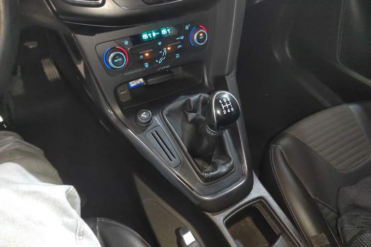 Used Ford Focus 2015 Hatchback 1.6L Manual Fashion Edition Gear Lever