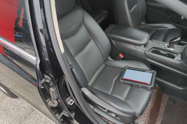 Used Cadillac XT5 2018 25T Luxury Model Right Front Seat