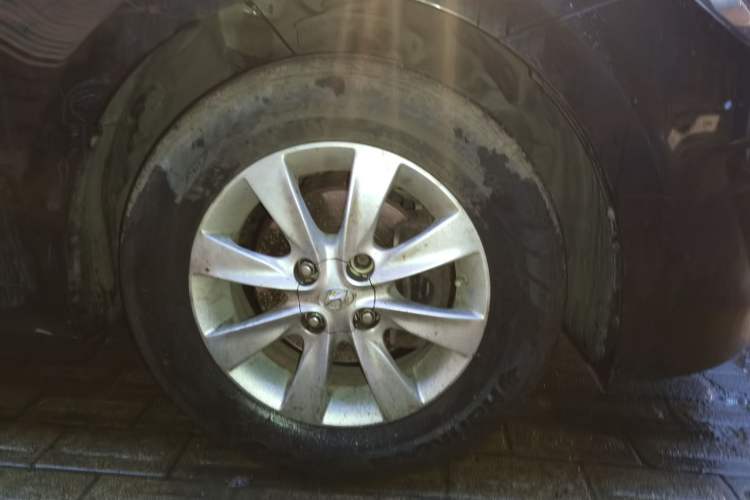 Used Hyundai Verna (older generation) 2014 1.4L Manual Smart GLS Trim Right Front Wheel Hub