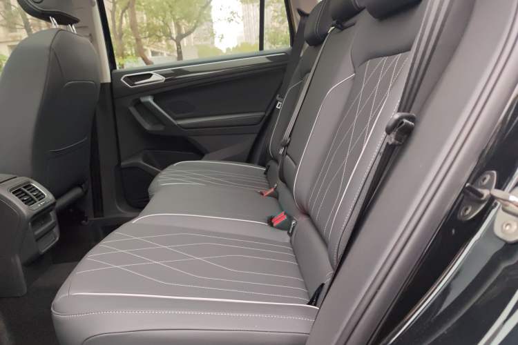 Used Volkswagen Tiguan L 2025 Model, Outstanding Version, 300TSI Automatic Two-Wheel Drive Longteng Edition Left Rear Seat