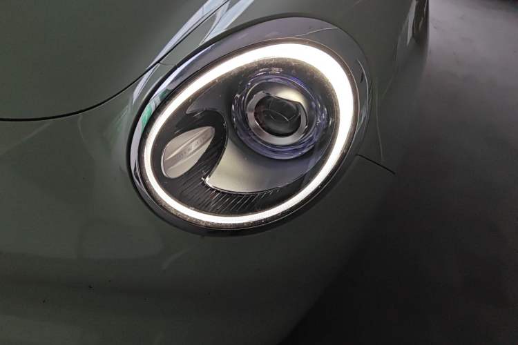 Used ORA Good Cat 2022 Morandi Edition 400km Standard Range Premium Version Lithium-Ion Battery