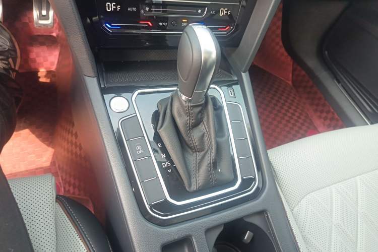 Used Volkswagen Magotan 2025 Revised Version Zhongxiang Edition 330TSI DSG Luxury Trim Gear Lever