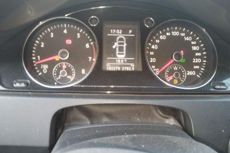 Used Volkswagen Magotan 2013 1.8TSI Luxury Model Odometer Close Up