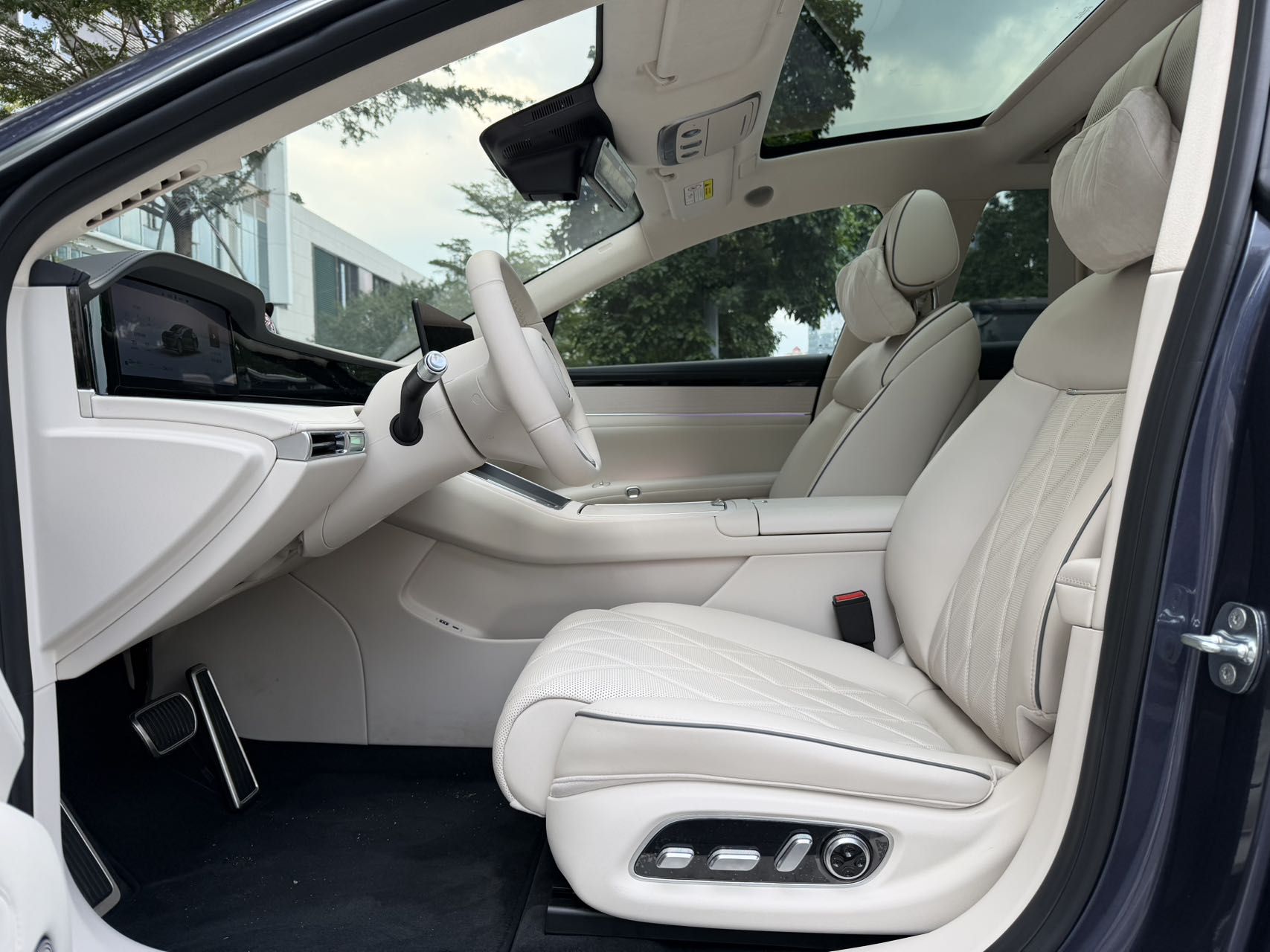 Переднее сиденье в автомобиле