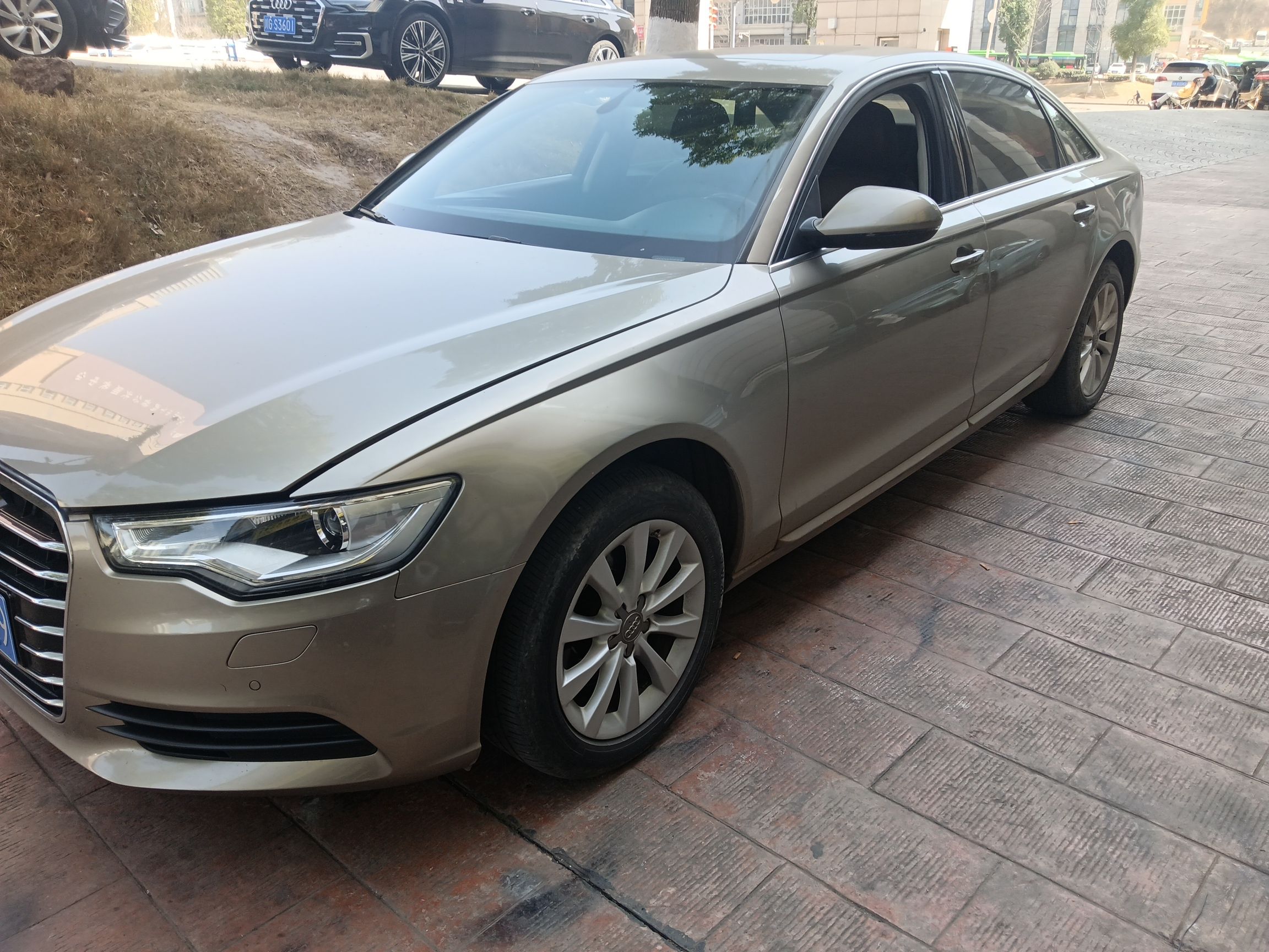 Под передней частью автомобиля