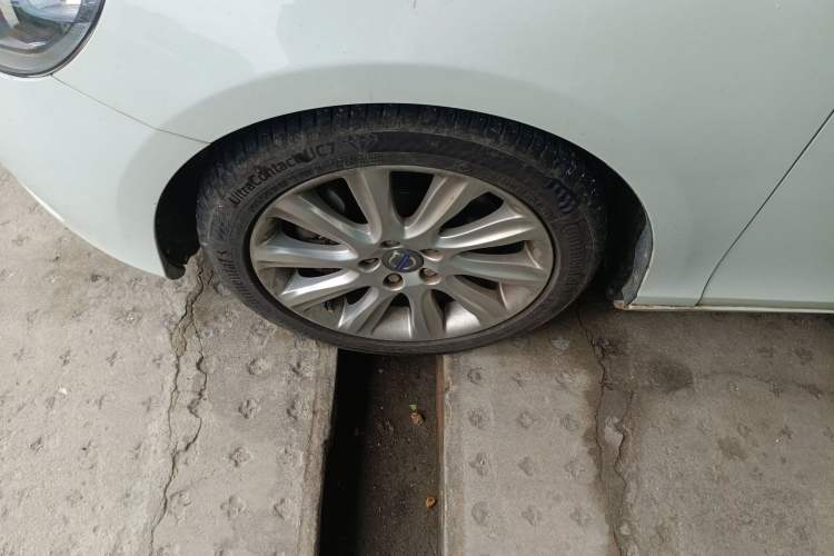 Used Volvo V40 2014 2.0T Zhiyi Version
