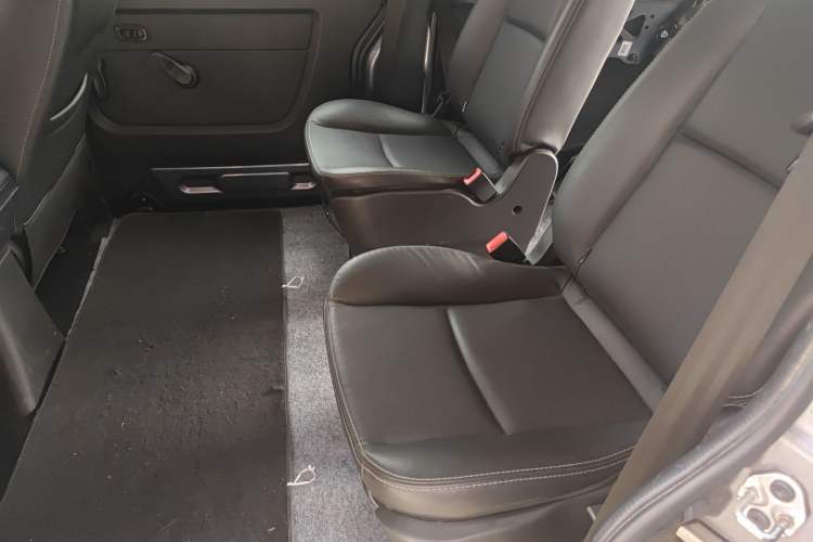 Used Jinbei Gold Hiace M Classic 2022 1.5L Travel Lion Passenger Van 7 Seats Interior 4